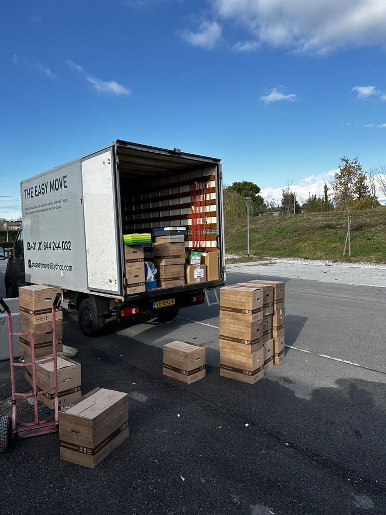 Easy Lift-team plaatst dozen in een verhuiswagen