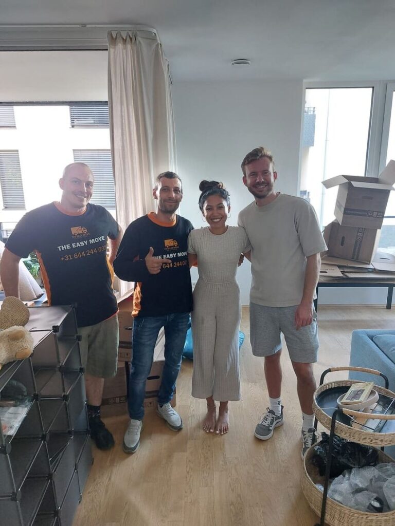 Jongeren met verhuizers van Easy Verhuislift in Amsterdam.